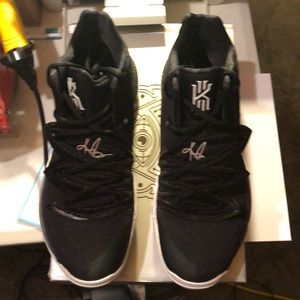 New Nike men’s Kyrie 5 size 11